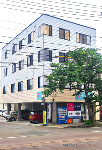 【2】福井銀行さん向かいの建物の3Fが当店です。入口は裏側にあります