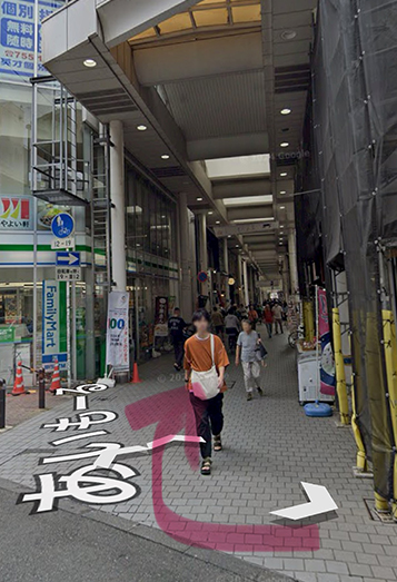 【2】ファミリーマートと不二家を目印にあいもーる商店街の中へ進みます。