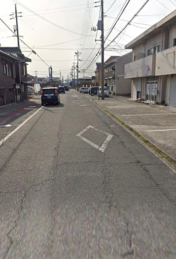 【2】右手にある「シェモム」さんの手前にございます