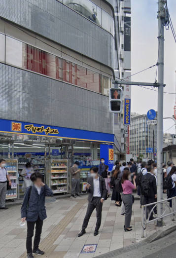 【1】JR五反田駅西口を出て右へ進みます。交差点を直進して信号を渡ったら、そのまま左手方向へまっすぐお進みください。