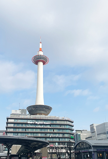 【1】京都駅中央口から出て、京都タワー方面に進み、塩小路通を東に進みます。