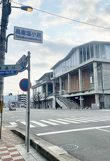 【2】しばらく進むと高倉塩小路交差点がありますので、その交差点を左に曲がります。