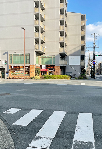 【2】コメダ珈琲店さんに向かって交差点を渡り、北に進みます