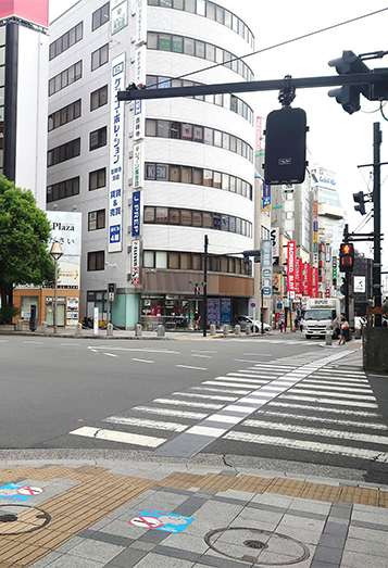 【1】JR中央線吉祥寺駅北口を出て右手にある交番を通り過ぎ、ヨドバシカメラの方向に向かって横断歩道を渡ります。