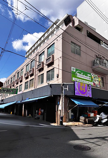 【2】突き当たりを右に曲がり、左手に仙台朝市を見ながらそのまま通り過ぎます。