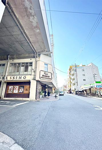 【2】右側にファミマがあり、左側『GARB DRESSING』。その手前で高架下を左折♪