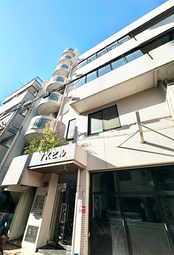 【3】突き当たりを右折しそのまま50m程直進すると右側に『YKビル』。YKビルのエレベーターで3階に…302号室がはあとねいる京橋店です♪