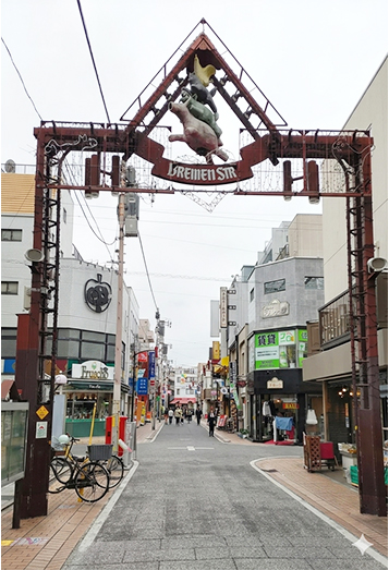 【2】、目の前の「モトスミ・ブレーメン通り商店街」を直進します。「マルエツ 元住吉店」のほぼ向かい側、1階に店舗がある「喜美代コーポ第5」の101号室です