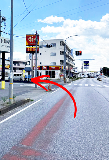 上戸祭方面から119号を平出方面へ向かい、GU宇都宮御幸ヶ原店の看板が見えましたら手前のすき家がある交差点を左折します。