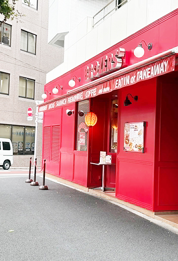 【2】ハンバーガーショップを目印に、右折し直進、二つ目の信号で右折する