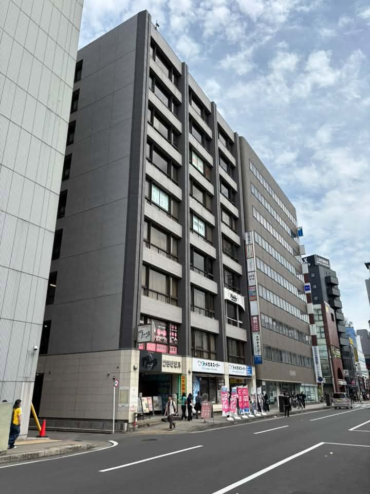 【3】そのまま道なりに少し進むと、左手に1階がメガネスーパーになっているビル（ワラビビル）が見えてきます。この建物の9階になります。
