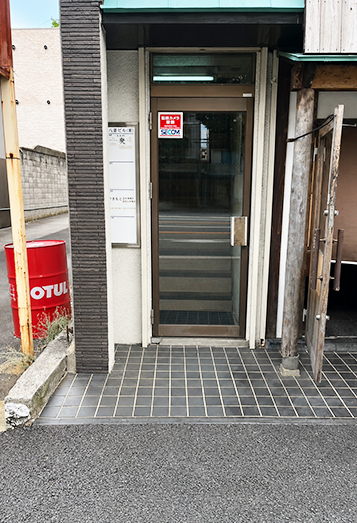 【3】西大路八条の交差点の手前に1階がラーメン屋さんの茶色のビルがあり、そこの4階にサロンがあります。