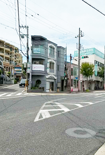 【3】「垂水小学校前」交差点を過ぎると、三叉路の角にあるグレーのビル(竹田ビル)の2階に「はあとねいる垂水店」があります。徒歩約4分です。