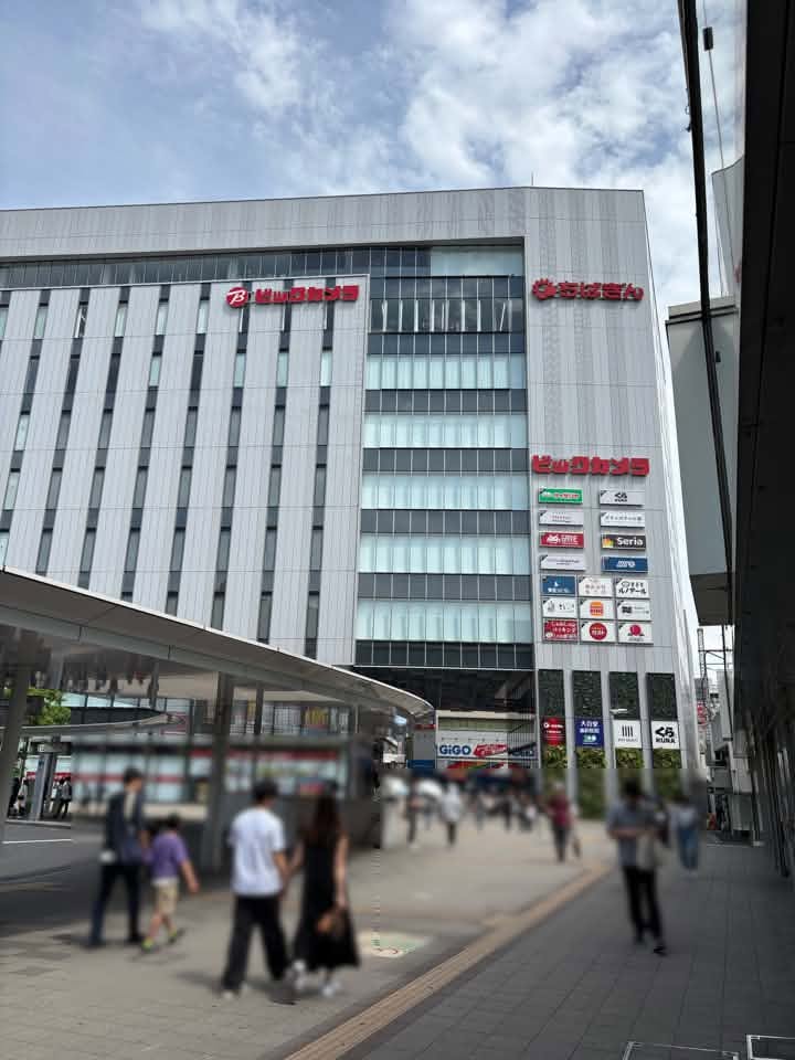 【1】千葉駅東口を出て、正面に見えるビックカメラが入ったビルに向かって進み、ビルの下にある通路を直進してください。