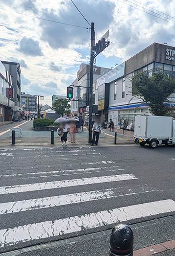 【2】コンビニ前の横断歩道を渡り、そのまままっすぐ進み、三和薬局がある通りを右に曲がります。
